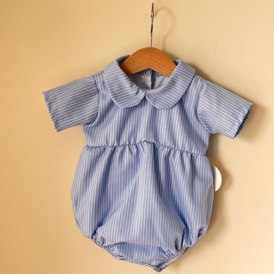 Body de bebé azul claro com riscas brancas e gola redonda pendurado num cabide