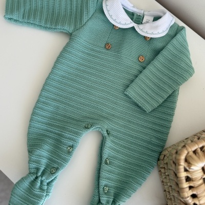 Macacão de bebé verde menta em malha com gola branca bordada e botões de madeira.