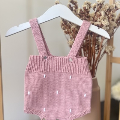 Macacão de malha rosa claro com bolinhas brancas e alças largas