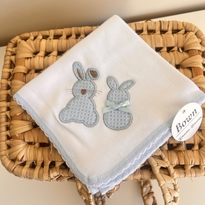 fralda branca com bordado de coelhinhos cinzentos com padrão quadriculado