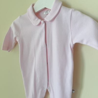 Pijama de bebê rosa claro com botões e gola redonda