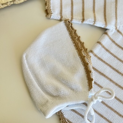 Conjunto de bebé em malha branca e castanha com gorro e camisola às riscas