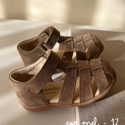 Sandálias de bebé em camurça cor caramelo com fecho de velcro