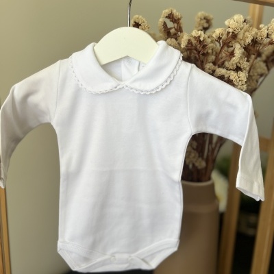 Body branco de manga comprida para bebé com gola de babado em cabide