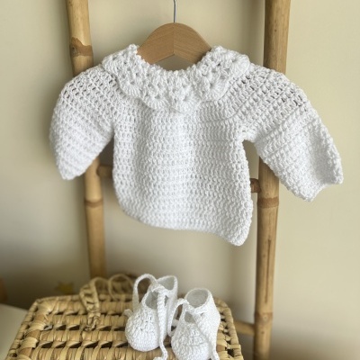 Conjunto de bebé em crochê branco com camisola e sapatinhos