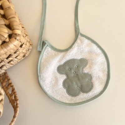 Babete de bebé branco com ursinho verde aplicado
