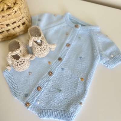 Macacão azul claro para bebé com botões e sapatinhos de croché bege