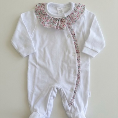 Macacão branco para bebé com gola floral e fecho ao longo da frente.