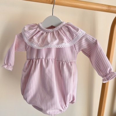 Macacão rosa para bebé com riscas brancas e gola com renda