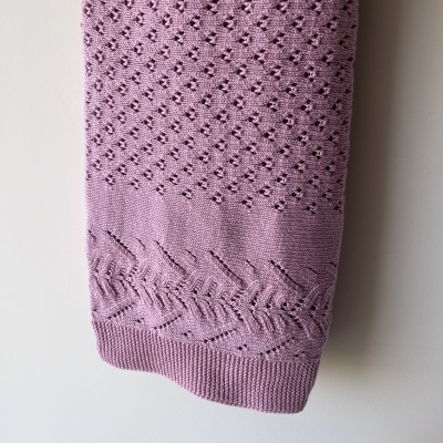 Manga de camisola rosa claro com padrão rendado e trançado