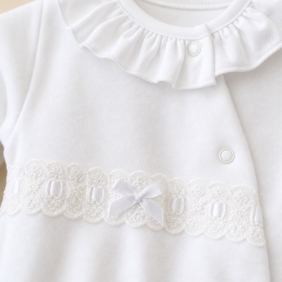 Body branco para bebé com gola franzida e faixa rendada decorativa