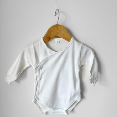 Body de bebé branco com manga comprida e fecho cruzado