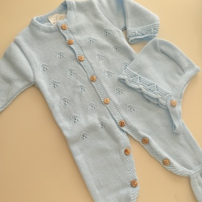 Conjunto malha bebé azul claro com botões de madeira e gorro