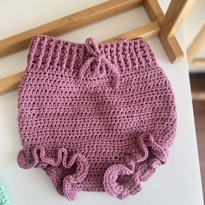 Calção de bebé rosa em crochet com folhos e laço