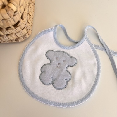 Babete branco com borda azul clara e ursinho cinzento aplicado