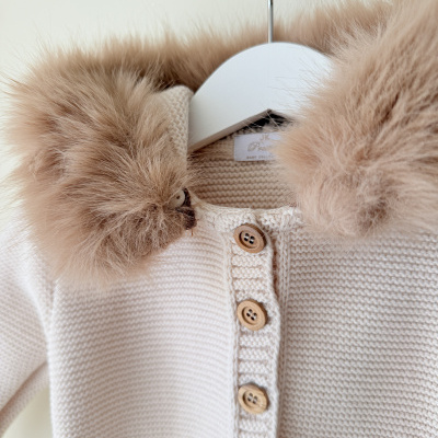 Cardigan de malha creme com gola de pêlo sintético bege em cabide branco
