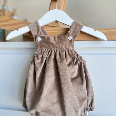 Macacão curto de veludo cotelê castanho para bebé com alças e botões brancos