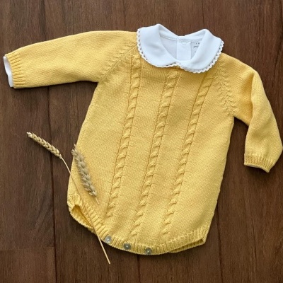 Macacão amarelo de malha com gola branca e botões metálicos