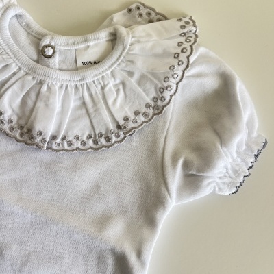 Body branco para bebé com gola bordada e mangas curtas