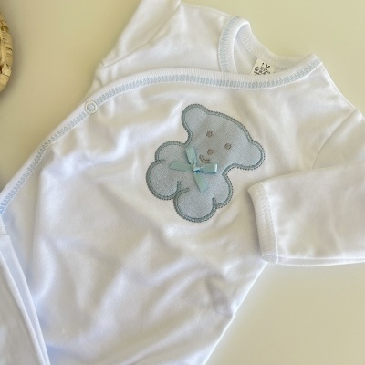 Body branco de bebé com ursinho bordado cinzento e laço azul
