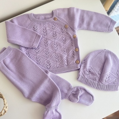 Conjunto de roupa de bebé lilás em malha com camisola, calças e gorro