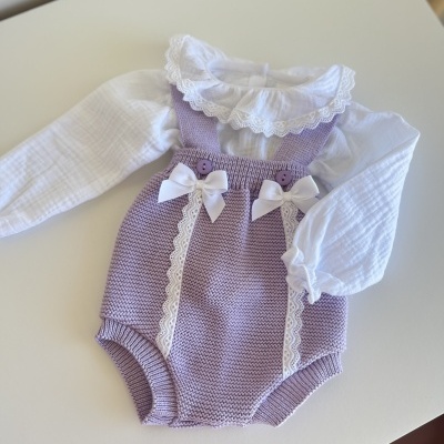 Macacão de bebé lilás com camisa branca de manga comprida