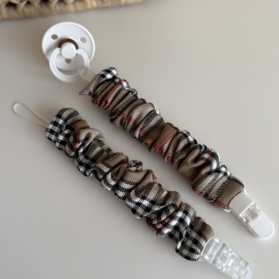 Dois suportes para chupeta com tecido às riscas e presilhas de plástico