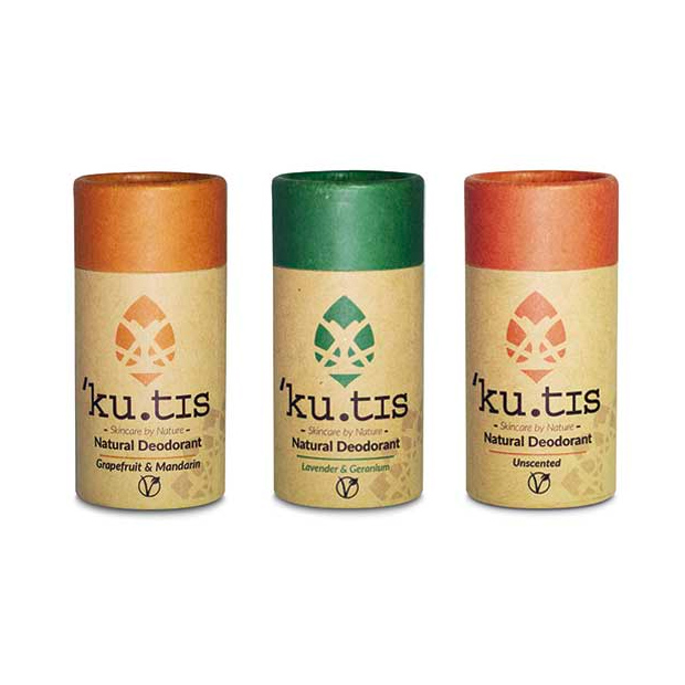Três desodorizantes naturais em embalagens cilíndricas de cartão com tampas coloridas e texto 'ku.tis Natural Deodorant'