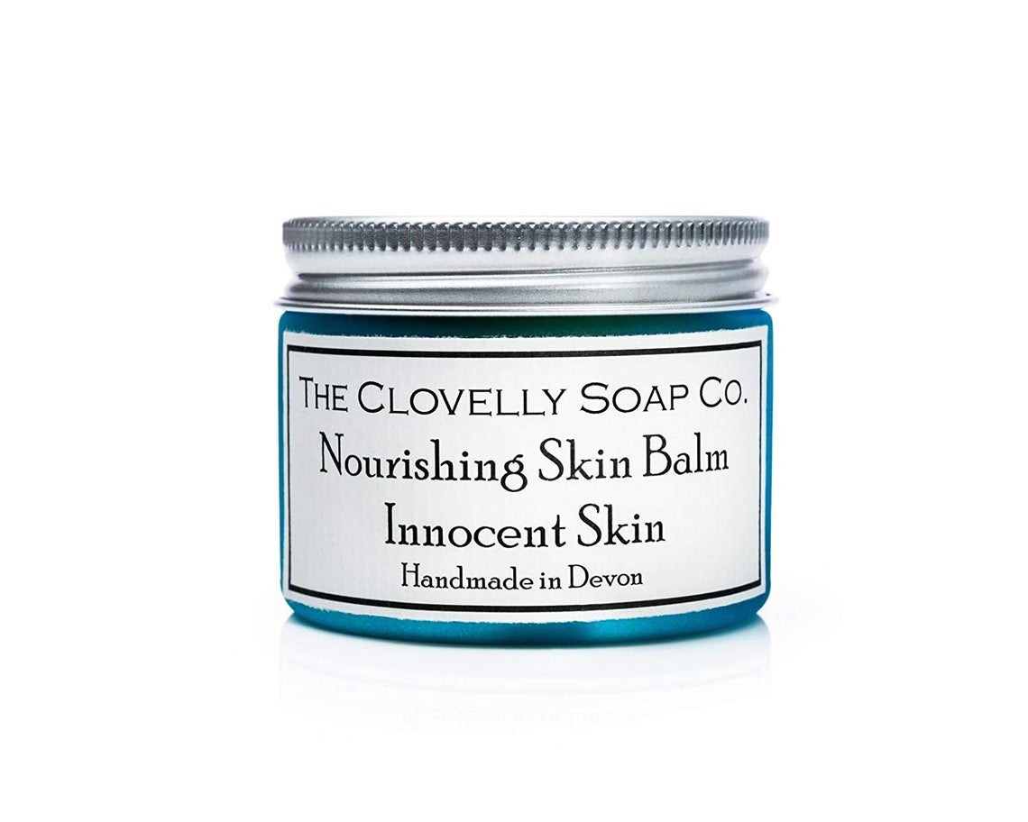 Frasco azul com bálsamo para pele e rótulo branco