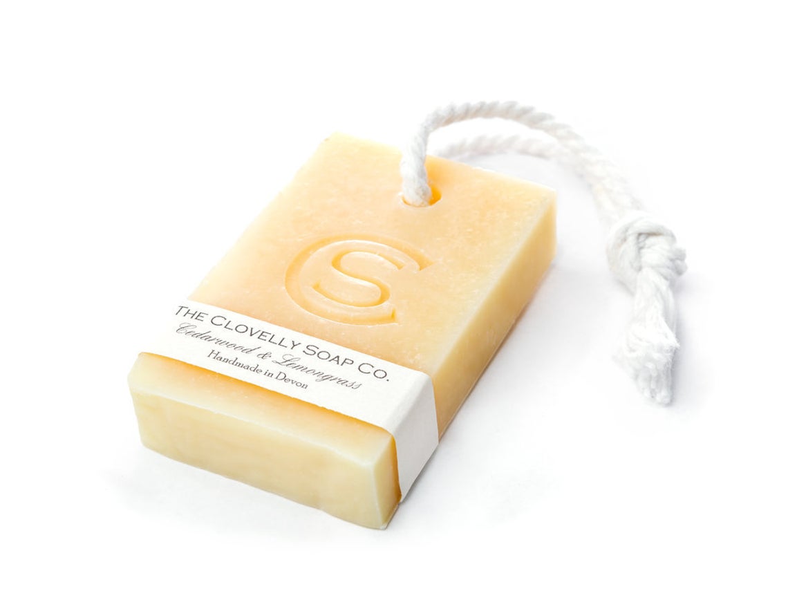 Sabonete amarelo claro com cordão e texto de marca