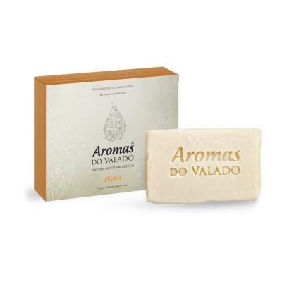 Sabonete sólido Aromas do Valado com embalagem creme e castanha e sabonete creme com texto castanho