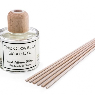 Frasco de vidro com difusor de varetas e seis varetas de madeira clara