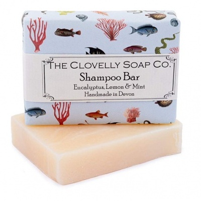 Barra de shampoo e embalagem decorada com peixes e corais