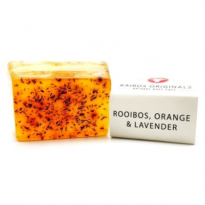Sabonete âmbar com partículas e embalagem branca KAIROS ORIGINALS ROOIBOS, ORANGE & LAVENDER