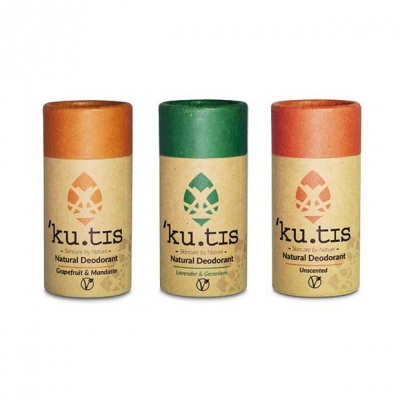 Três desodorizantes naturais em embalagens cilíndricas de cartão com tampas coloridas e texto 'ku.tis Natural Deodorant'