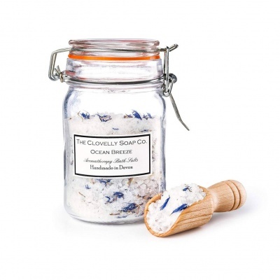 Frasco de sais de banho aromáticos com tampa de vidro e pá de madeira