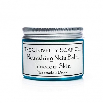 Frasco azul com bálsamo para pele e rótulo branco