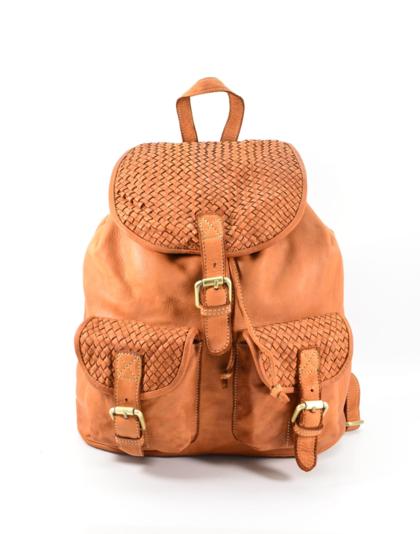 Mochila castanha em pele com padrão trançado e fechos de fivela