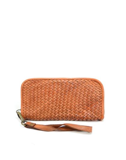 Carteira de couro castanho claro com padrão trançado e alça para pulso
