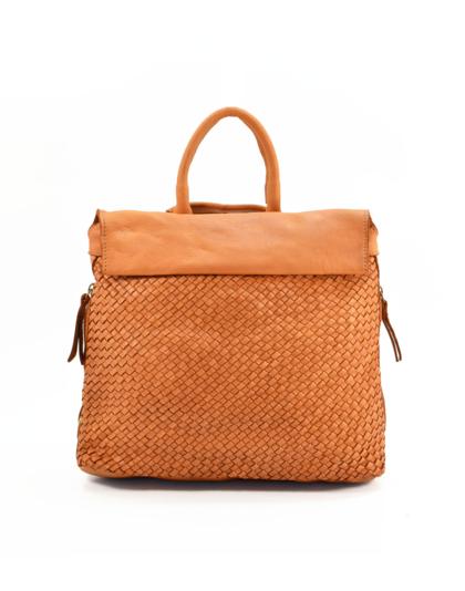 Mala de mão castanha clara com padrão trançado e alça simples