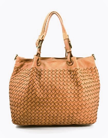 Mala de mão nude com padrão trançado e alças em couro