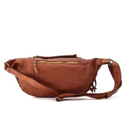 Bolsa tipo pochete castanha em pele com fecho dourado