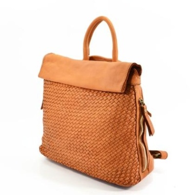 Mochila castanha com textura trançada e fecho dourado lateral