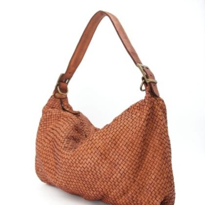 Mala de ombro castanha com padrão trançado e alça com fivela