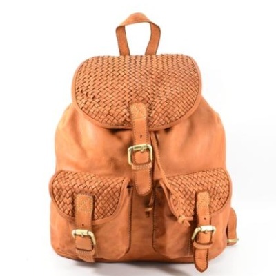 Mochila castanha em pele com padrão trançado e fechos de fivela