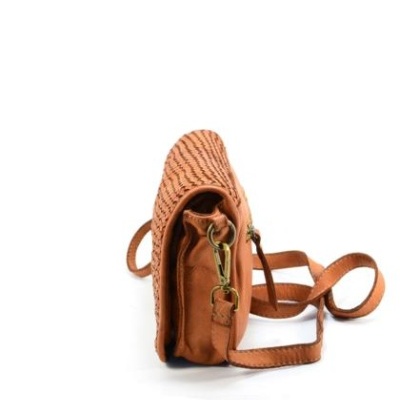 Mala de mão castanha clara em couro com padrão trançado e correia ajustável