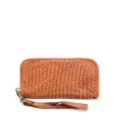 Carteira de couro castanho claro com padrão trançado e alça para pulso