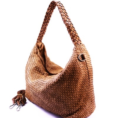 Mala de senhora castanha em material trançado com alça larga trançada