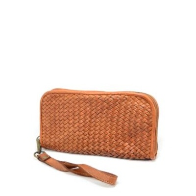 Carteira castanha em couro com padrão trançado e alça fina