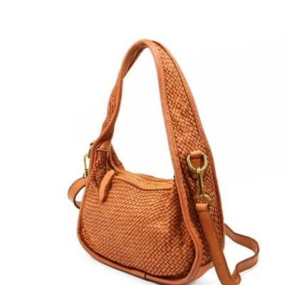 Mala de ombro castanha com textura trançada e fecho dourado